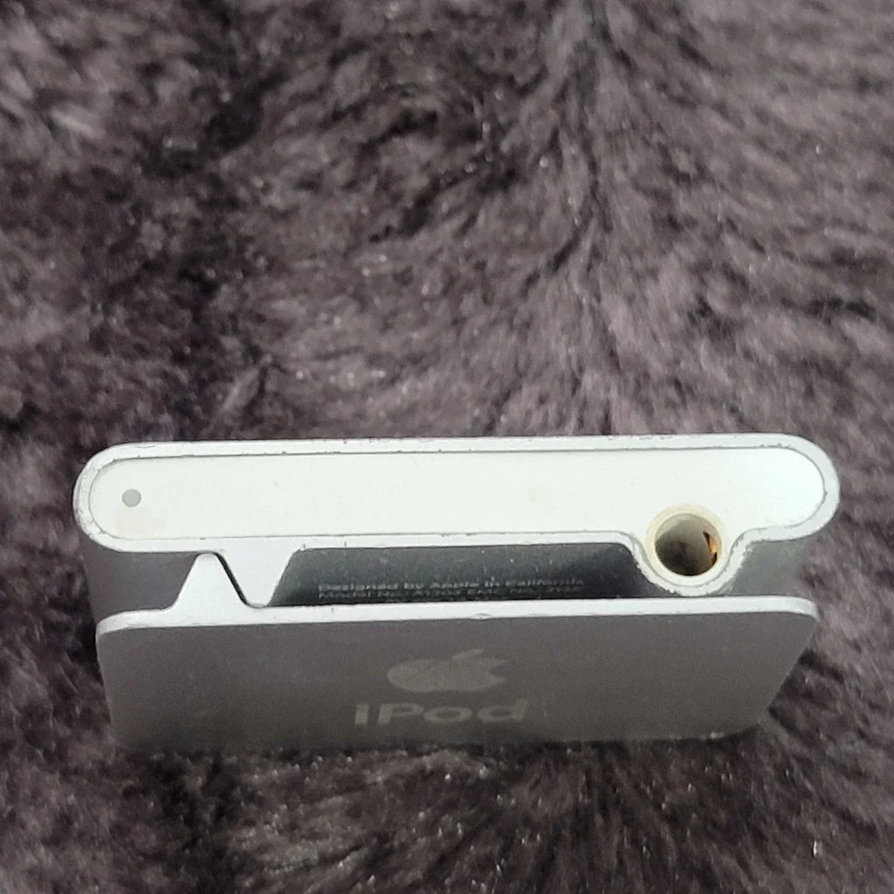 Apple iPod Shuffle 2nd Generation Silver 1GB Model A1204 Digital Music Player